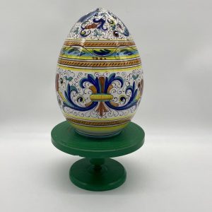 Egg with classic "Ricco Deruta" decoration