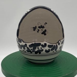 Egg-shaped container with black and white Arabesco decoration