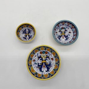 Small bowls with Ricco Deruta decoration and various bands