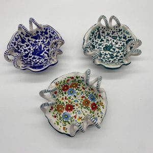 Small centerpiece set with various decorations