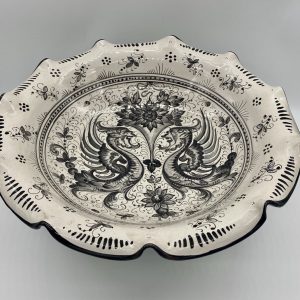 Centerpiece / serving plate with Raffaellesco decoration both inside and outside in black and white.